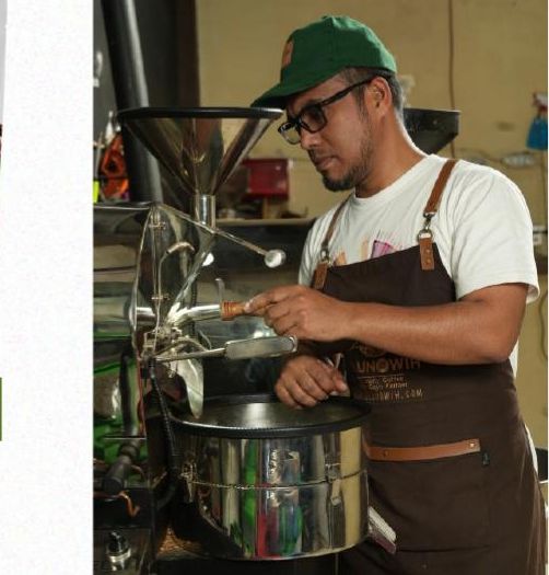 Master Roaster Ulunowih menyangrai kopi Gayo