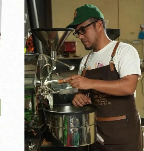 Master Roaster menyangrai kopi Gayo
