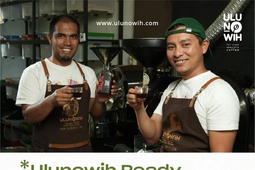 Tim Ulunowih merayakan hasil roasting kopi Gayo