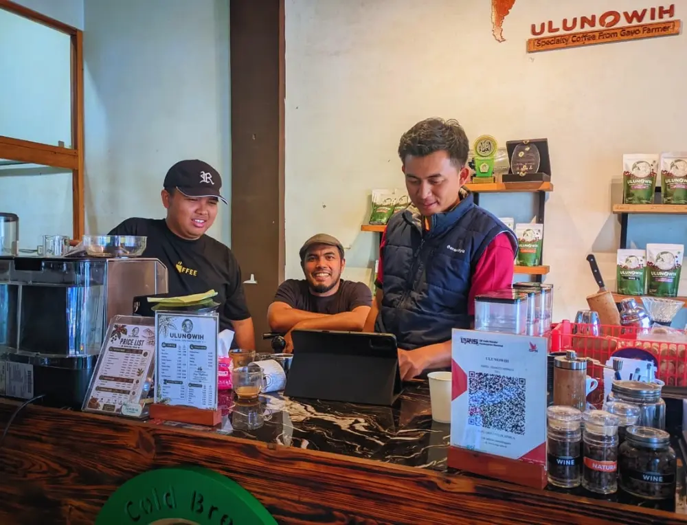 Tim Ulunowih di roastery dan toko Bebesen